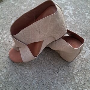 Gentle Souls Elegant Cream Women's Shoes Size 7.5 Hi 3.5  IN